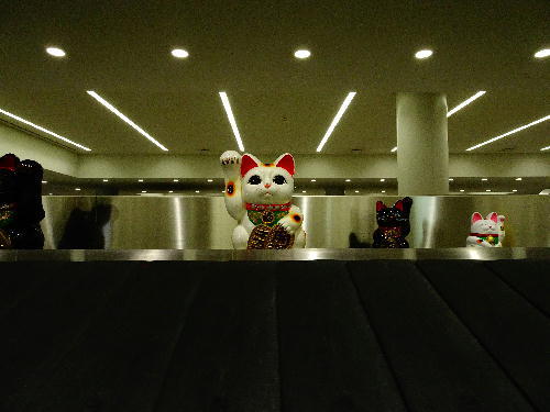 空港の招き猫.JPG